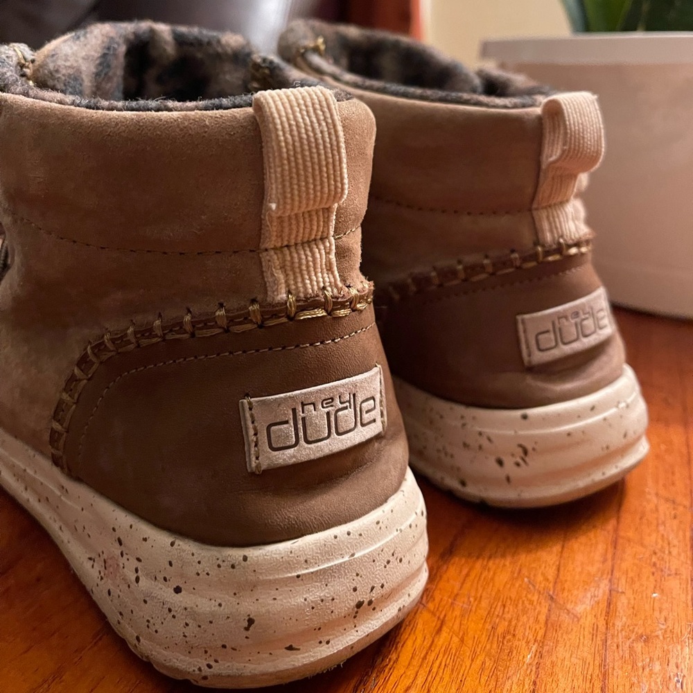 Hi-top, comfy Hey Dudes